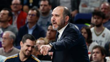MADRID, 16/11/2023.- El entrenador del Real Madrid, Chus Mateo, da instrucciones durante un partido de la jornada 9 de la Euroliga entre el Real Madrid y el Mónaco, este jueves el Wizink Center en Madrid. EFE/ Juanjo Martín
