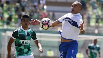 Futbol, Futbol, Santiago Wanderers vs Universidad Catolica. 
 Tercera fecha, campeonato de Clausura 2016/17.
 El jugador de Universidad Catolica Santiago Silva controla la pelota durante el partido de primera division disputado contra Santiago Wanderers e