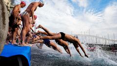 Varios nadadores disfrazados con motivos Navideños participan de la 112 Edición de la Copa Nadal, una de las pruebas de natación mas antiguas de Europa ya que se celebra desde 1907
