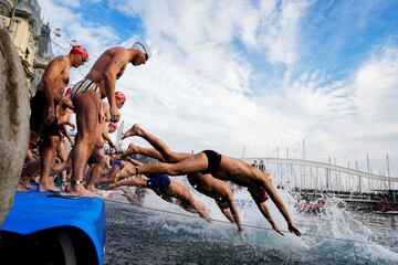 Varios nadadores disfrazados con motivos Navideños participan de la 112 Edición de la Copa Nadal, una de las pruebas de natación mas antiguas de Europa ya que se celebra desde 1907
