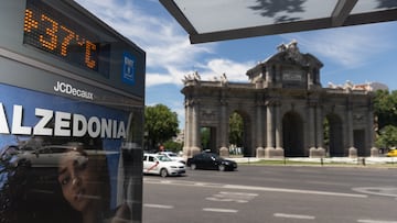 Un termómetro de una marquesina de autobús marca los 37 ºC durante una nueva ola de calor, en la Puerta de Alcalá, a 10 de junio de 2022, en Madrid (España). Durante esta nueva ola de calor, que durará desde hoy al menos cinco días, los termómetros pasarán de 40 grados centígrados (ºC) en puntos del centro y la mitad sur. Es la tercera más temprana de la historia en aparecer, precedida de la de 11 de junio de 1981 y la del 13 de junio de 2017.
10 JUNIO 2022;CALOR;ALTAS TEMPERATURAS;CAMBIO CLIMÁTICO;OLA DE CALOR;EMT;CALZEDONIA;TAXI;TERMÓMETRO DIGITAL;
Eduardo Parra / Europa Press
10/06/2022