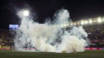 Un bote de gas lacrim&oacute;geno obliga a suspender temporalmente el Villarreal-Celta y desalojar el campo durante el partido.