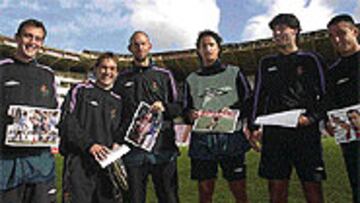 <b>PASADO</b>. Óscar Sánchez, Chema, Colsa, Gaspar, Caminero y Mario, con fotografías de cuando militaban en el Atlético.