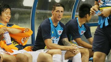 Fernando Torres, ayer en el banquillo de Sagan Tosu. 