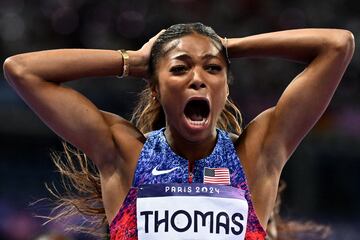 US' Gabrielle Thomas celebrates winning the women's 200m final of the athletics event at the Paris 2024 Olympic Games at Stade de France in Saint-Denis, north of Paris, on August 6, 2024. (Photo by Jewel SAMAD / AFP)