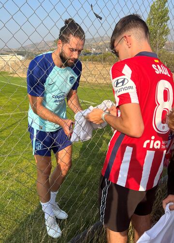 Felipe firma a un hincha hoy en Los Ángeles de San Rafael.