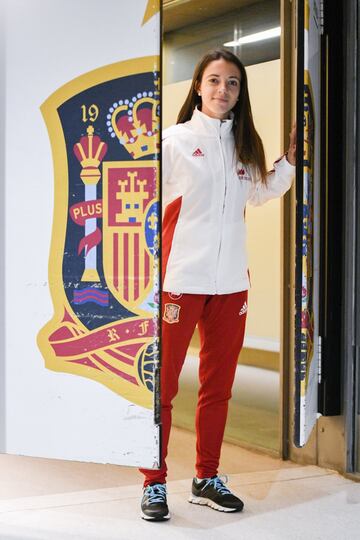 Campeona de Europa Sub-19 y también lo fue en Sub-17 en 2015. Tras disputar dos Mundiales en ambas categorías, las puertas de la Absoluta se abren para la centrocampista azulgrana Aitana Bonmatí.