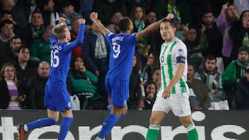 Sevilla, 14/12/2023.- Los jugadores del Rangers celebran el primer gol del equipo escocés durante el encuentro correspondiente a la fase de grupos de la Liga Europa que disputan hoy jueves Betis y Rangers en el estadio Benito Villamarín, en Sevilla. EFE/José Manuel Vidal.
