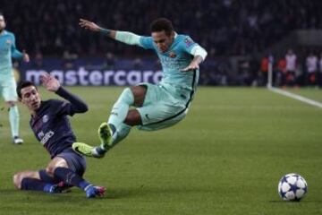 El jugador del París Saint Germain Angel Di Maria en acción ante Neymar