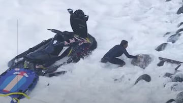Kai Lenny escapando de su jet ski en las rocas de Jaws (Pe'ahi, Maui, Hawái).
