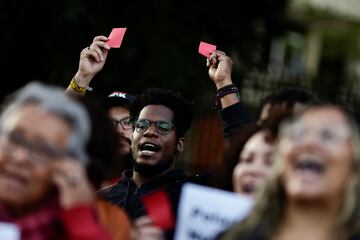 Una multitud se han manifestado frente a la Embajada de España en Brasilia, capital de Brasil, para denunciar el racismo con motivo del 'Caso Vinicius'.