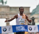 Bekele se queda a dos segundos del récord de Kipchoge: 2h01:41