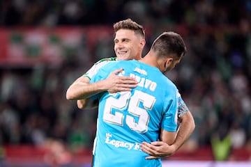 El abrazo entre Joaquín y Bravo en la pasada final de Copa.