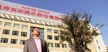 Chen Yansheng posa para AS ante la sede de Rastar Group en Shantou, China.