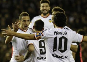 El delantero de Valencia Rodrigo celebra un gol con sus compañeros de equipo durante el partido de fútbol de la liga española de Valencia CF-UD Almería 