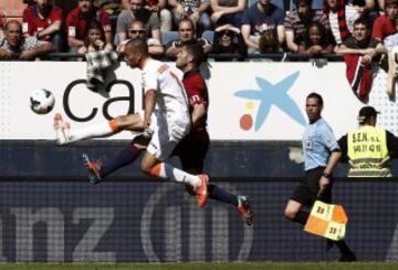 El centrocampista del Osasuna Álvaro Cejudo intenta controlar el esférico ante el defensa del Valencia, Rubén Vezo.