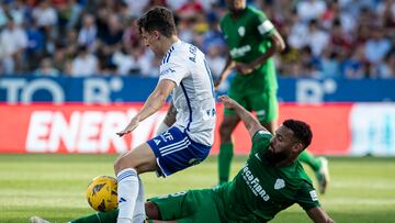 Francés disputa un balón con Mourad.