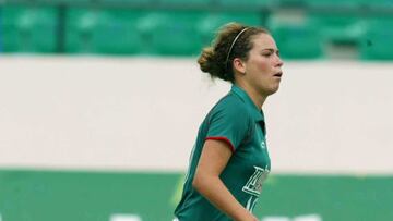 iris Mora durante un partido del Tri Femenil