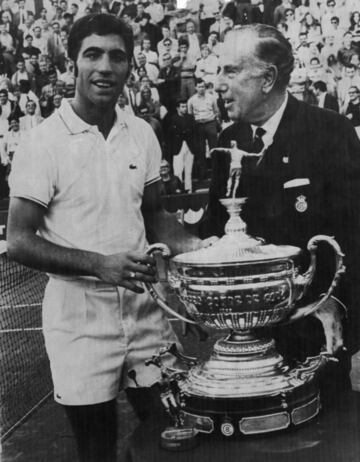 En 1969 consigui¨® su primer t¨ªtulo oficial, reconocido por la ATP en el torneo de Barcelona (Conde de God¨®) donde derrot¨® a Santana en la final. Orantes consigui¨® el prestigioso torneo catal¨¢n en otras 2 oportunidades.