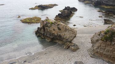 
A las afueras del casco urbano, en la bahía norte, al pie de un monte de pinos, nace esta playa de aguas cristalinas y frías. Su arena es de grava gruesa y el oleaje es moderado.