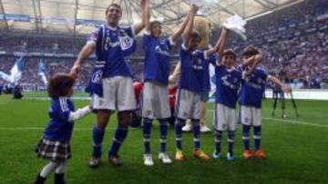 20-04-2012. Ra&uacute;l, con sus hijos, en el primer homenaje del Schalke.
