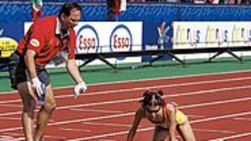 SUFRIMIENTO. Eva Sanz entró así en la meta del maratón. "Tenía que llegar, aunque muriese", dijo. (AP)