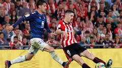 BILBAO, 04/05/2023.- El centrocampista del Athletic Oihan Sancet (d) lucha con Juan Miranda, del Betis, durante el partido de la jornada 33 de LaLiga entre el Athletic Club de Bilbao y el Real Betis que disputan hoy jueves en el estadio de San Mamés, en Bilbao. EFE/Miguel Toña
