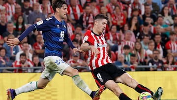 BILBAO, 04/05/2023.- El centrocampista del Athletic Oihan Sancet (d) lucha con Juan Miranda, del Betis, durante el partido de la jornada 33 de LaLiga entre el Athletic Club de Bilbao y el Real Betis que disputan hoy jueves en el estadio de San Mam谷s, en Bilbao. EFE/Miguel To?a