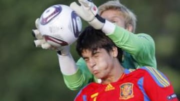 <b>GOLEADOR. </b>Morata, que hizo el 4-1, pugna con el portero Casteels.