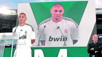 <b>DISCURSO EN ESPAÑOL. </b>Benzema se soltó con el español ante la sonrisa de Florentino y Di Stéfano.