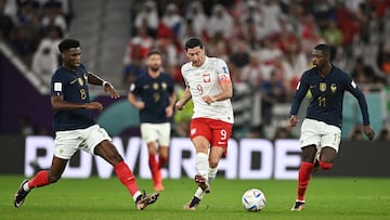 Soccer Football - FIFA World Cup Qatar 2022 - Round of 16 - France v Poland - Al Thumama Stadium, Doha, Qatar - December 4, 2022 Poland's Robert Lewandowski in action with France's Aurelien Tchouameni and Ousmane Dembele REUTERS/Dylan Martinez