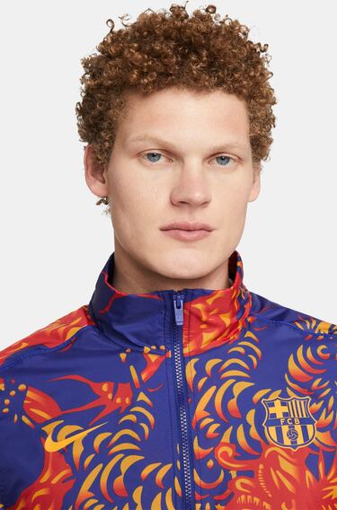 El Horóscopo Chino establece que el 2024 se celebrará el Año del Dragón. Este ser mitológico simboliza el poder espiritual supremo. El club blaugrana ha querido transmitir a toda su afición asiática sus mejores deseos para este nuevo período con una nueva línea de ropa deportiva inspirada en la celebración del Año del Dragón. Se trata de un conjunto de prendas formado por una camiseta Prematch, una Anthem Jacket y dos chándales.