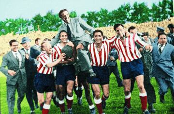 Los jugadores del Atl¨¦tico de Madrid aupan a hombros a su entrenador Helenio Herrera. Celebran su cuarto t¨ªtulo de Liga en 1951. A las ¨®rdenes de Herrera consiguieron dos t¨ªtulos ligueros consecutivos. En el equipo destacaban jugadores como Larby Ben Barek, Henry Carlsson, Jos¨¦ Luis P¨¦rez-Pay¨¢, Jos¨¦ Juncosa y Adri¨¢n Escudero, popularmente conocidos como la 'delantera de cristal'.