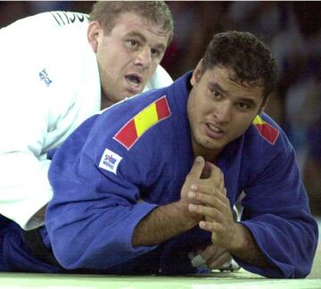 Ernesto Perez Lobo en pelea contra el turco Selim Tataroglu, en combate de judo en la categoría de los 100 kilos, en Sydney.