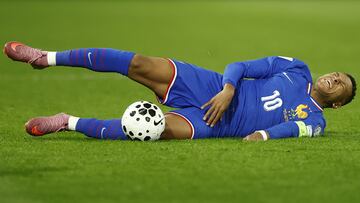 Paris (France), 10/10/2025.- Kylian Mbappe of France falls on the ground during the FIFA World Cup 2026 qualification group D soccer match between France and Azerbaijan in Paris, France, 10 October 2025. (Mundial de Fútbol, Azerbaiyán, Francia) EFE/EPA/YOAN VALAT