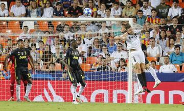 Jugada del penalti de Rugani a Gabrtiel Paulista. Wojciech Szcz?sny detuvo el lanzamiento de Dani Parejo.