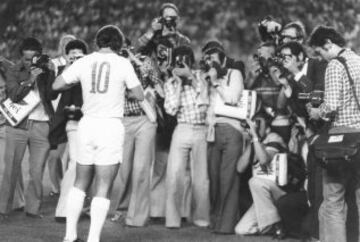 Una grave lesión en 1977 le hizo dejar el fútbol español. Su último partido de blanco fue su homenaje, ante el Eintracht. En él le entregó el número 10 y el mando en el centro del campo a Vicente del Bosque, su relevo generacional. 