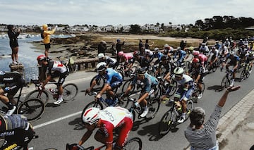 El pelotón durante la segunda etapa del Tour de Francia 2021.