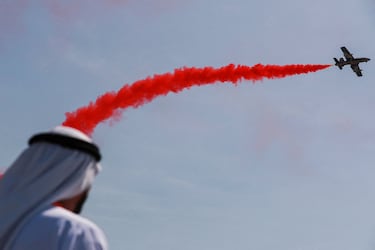 Una persona observa una exhibición aérea en NAVDEX, un evento anual que ocurre junto con la Exposición y Conferencia Internacional de Defensa (IDEX) en Abu Dhabi. 