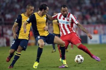 Mitroglou con el balón ante Miranda y Diego Godín.