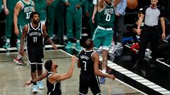 Brooklyn (United States), 23/04/2022.- Boston Celtics forward Jayson Tatum (top) dunks the ball past a defending Brooklyn Nets forward Kevin Durant (C-R) and teammates Brooklyn Nets guard Kyrie Irving (L) and Brooklyn Nets forward Bruce Brown (C) in the second half of the NBA Eastern Conference first round playoff game three between the Brooklyn Nets and Boston Celtics at the Barclays Center in Brooklyn, New York, USA, 23 April 2022. (Baloncesto, Estados Unidos, Nueva York) EFE/EPA/JASON SZENES SHUTTERSTOCK OUT
