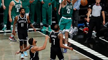 Brooklyn (United States), 23/04/2022.- Boston Celtics forward Jayson Tatum (top) dunks the ball past a defending Brooklyn Nets forward Kevin Durant (C-R) and teammates Brooklyn Nets guard Kyrie Irving (L) and Brooklyn Nets forward Bruce Brown (C) in the second half of the NBA Eastern Conference first round playoff game three between the Brooklyn Nets and Boston Celtics at the Barclays Center in Brooklyn, New York, USA, 23 April 2022. (Baloncesto, Estados Unidos, Nueva York) EFE/EPA/JASON SZENES SHUTTERSTOCK OUT
