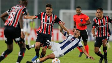 Sao Paulo's midfielder Pablo Maia (L) and Talleres' midfielder Ruben Botta (R) fight for the ball during the Copa Libertadores group stage first leg football match between Argentina's Talleres and Brazil's Sao Paulo at the Mario Alberto Kempes Stadium in Cordoba, Argentina, on April 4, 2024. (Photo by Diego Lima / AFP)