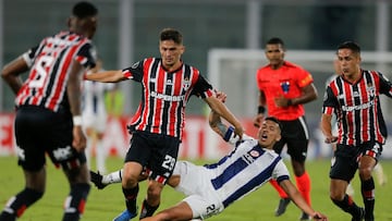 Sao Paulo's midfielder Pablo Maia (L) and Talleres' midfielder Ruben Botta (R) fight for the ball during the Copa Libertadores group stage first leg football match between Argentina's Talleres and Brazil's Sao Paulo at the Mario Alberto Kempes Stadium in Cordoba, Argentina, on April 4, 2024. (Photo by Diego Lima / AFP)