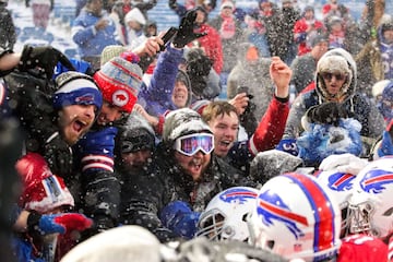 El New Era Field de Buffalo se pintó de blanco con la espectacular nevada que cayó en el juego entre los Indianapolis Colts y los Buffalo Bills. El juego terminó 13-7 en favor de los Bills. La temperatura estaba en -2 grados centígrados con vientos de 29 kilómetros por hora.