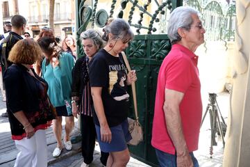 Miles de personas dan el último adiós al cantante y compositor alicantino en la sede de la Sociedad General de Autores Españoles (SGAE), Madrid.