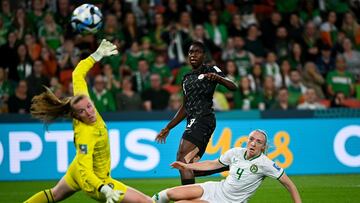 Brisbane (Australia), 31/07/2023.- Asisat Oshoala of Nigeria (right) takes a shot on goal past Courtney Brosnan of the Republic of Ireland during the FIFA Women's World Cup 2023 soccer Group B match between Ireland and Nigeria at Brisbane Stadium in Brisbane, Australia, 31 July 2023. (Mundial de Fútbol, Irlanda) EFE/EPA/DARREN ENGLAND AUSTRALIA AND NEW ZEALAND EDITORIAL USE ONLY
