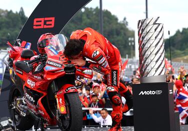 Marc Márquez besa a su moto tras proclamarse campeón de MotoGP en el Gran Premio de Japón.