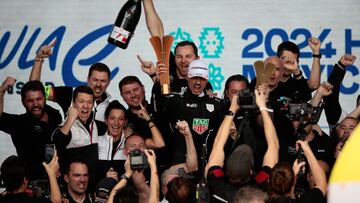 CDA101. CIUDAD DE MÉXICO (MÉXICO), 13/01/2024.- El alemán Pascal Wehrlein (c) de Tag Heuer Porsche Formula E Team celebre junto a su equipo el primer lugar del Gran Premio de la Fórmula E de Ciudad de México hoy, en el Autódromo de los Hermanos Rodríguez de la Ciudad de México (México). EFE/ José Méndez