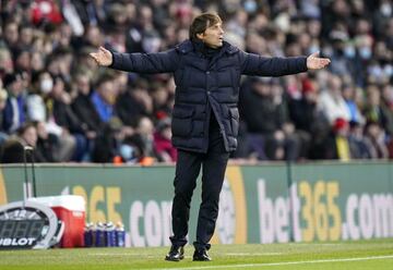 28 December 2021, United Kingdom, Southampton: Tottenham Hotspur's manager Antonio Conte gestures on the touchline during the English Premier League soccer match between Southampton and Tottenham Hotspur at St Mary's Stadium. Photo: Andrew Matthews/PA Wir